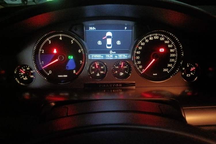 Used Volkswagen Phaeton 2011 3.6L V6 4-Seater Extended-Length Individual Edition Odometer Close Up