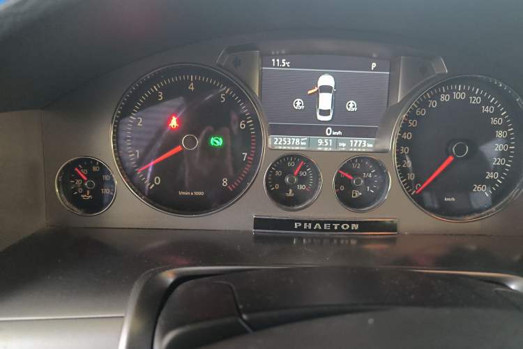 Used Volkswagen Phaeton 2011 3.6L V6 5-Seater Extended Business Edition Odometer Close Up