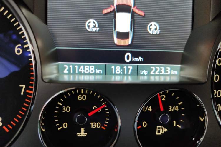 Used Volkswagen Phaeton 2011 3.6L V6 5-Seater Extended Business Edition Odometer Close Up