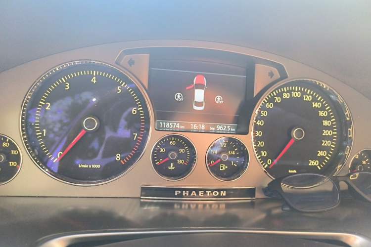 Used Volkswagen Phaeton 2011 3.6L V6 5-Seater Extended Comfort Version Odometer Close Up