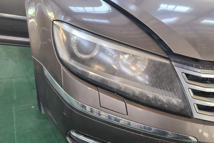 Used Volkswagen Phaeton 2011 3.6L V6 5-Seater Extended Business Edition Right Front Headlight