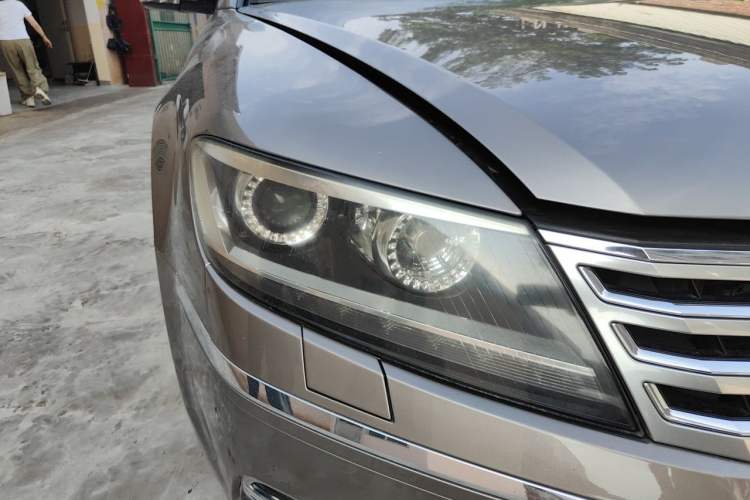 Used Volkswagen Phaeton 2011 3.6L V6 5-Seater Extended Business Edition Right Front Headlight