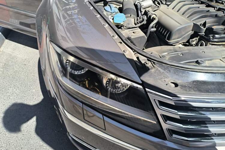 Used Volkswagen Phaeton 2011 3.6L V6 5-Seater Extended Comfort Version Right Front Headlight