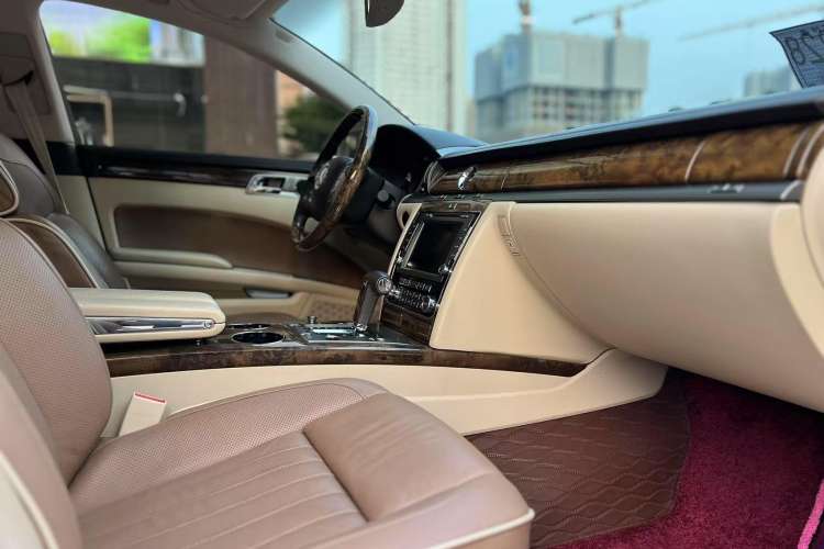 Used Volkswagen Phaeton 2011 3.6L V6 4-Seater Extended-Length Individual Edition Right Front Seat
