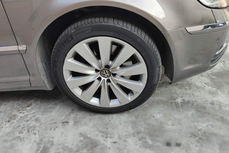 Used Volkswagen Phaeton 2011 3.6L V6 5-Seater Extended Business Edition Right Front Wheel Hub