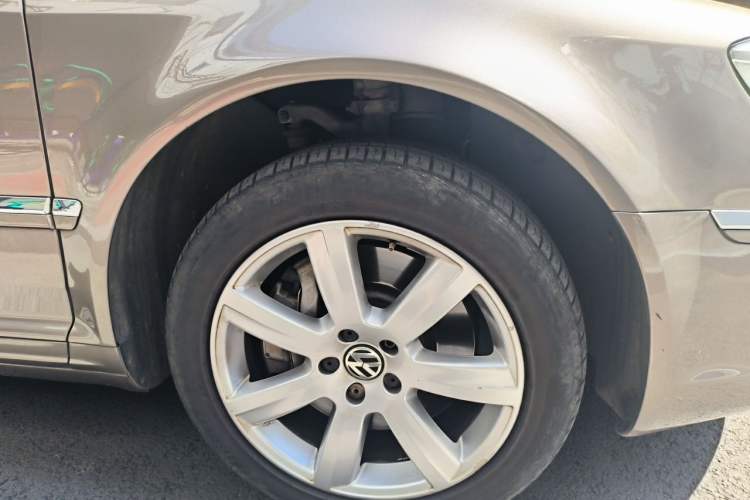 Used Volkswagen Phaeton 2011 3.6L V6 5-Seater Extended Comfort Version Right Front Wheel Hub