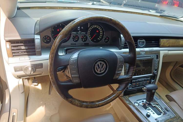 Used Volkswagen Phaeton 2011 3.6L V6 4-Seater Extended-Length Individual Edition Steering Wheel