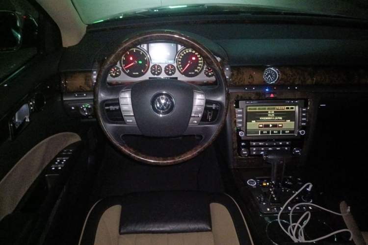 Used Volkswagen Phaeton 2011 3.6L V6 4-Seater Extended-Length Individual Edition Steering Wheel