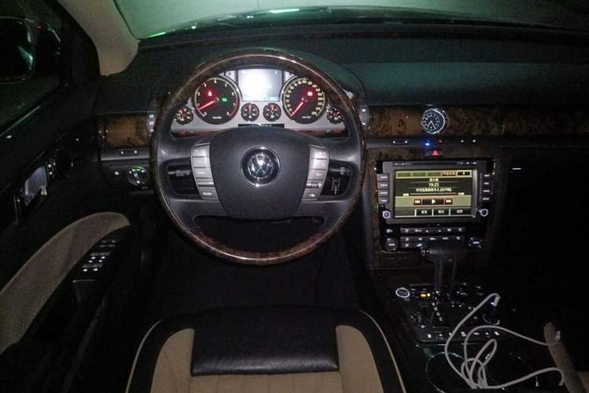 Used Volkswagen Phaeton 2011 3.6L V6 4-Seater Extended-Length Individual Edition Steering Wheel