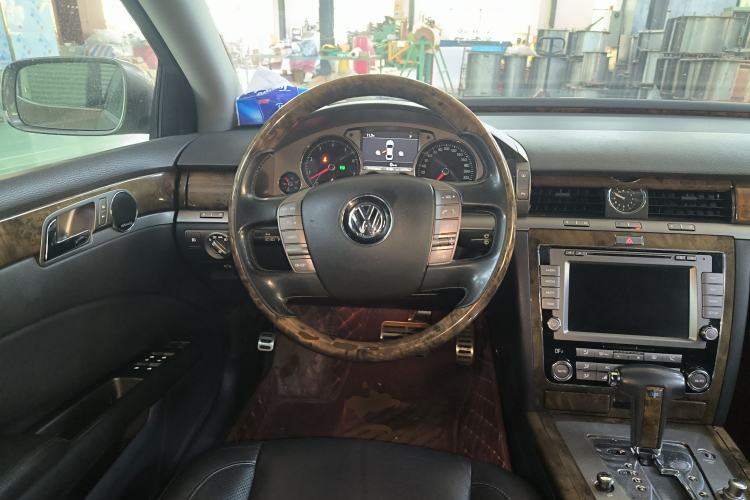Used Volkswagen Phaeton 2011 3.6L V6 5-Seater Extended Business Edition Steering Wheel