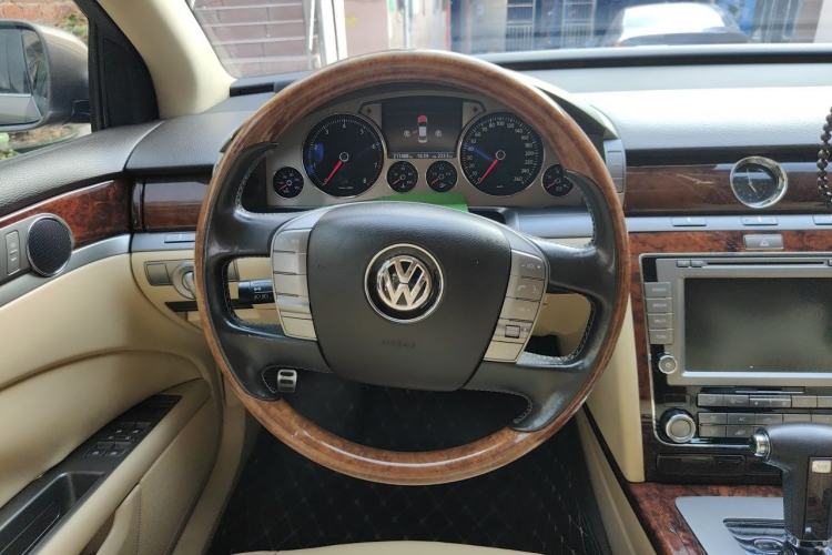 Used Volkswagen Phaeton 2011 3.6L V6 5-Seater Extended Business Edition Steering Wheel