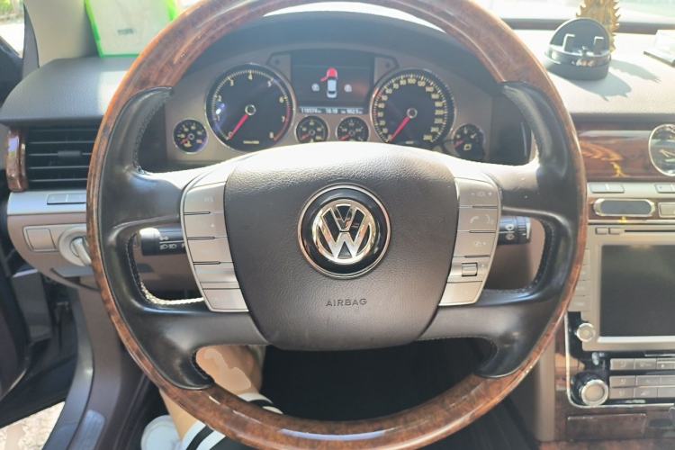 Used Volkswagen Phaeton 2011 3.6L V6 5-Seater Extended Comfort Version Steering Wheel