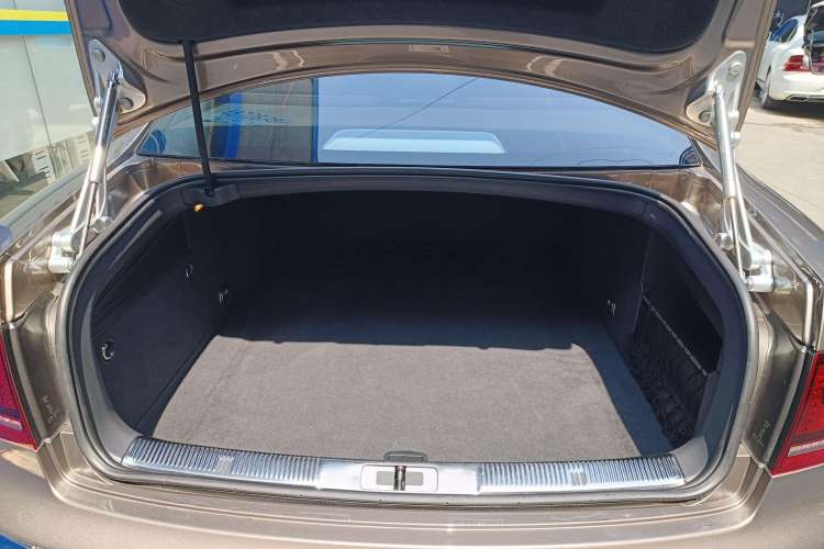 Used Volkswagen Phaeton 2011 3.6L V6 4-Seater Extended-Length Individual Edition Trunk