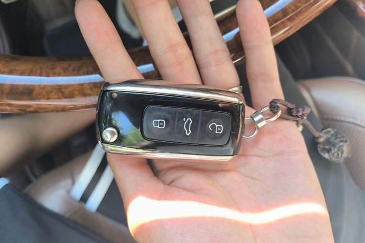 Used Volkswagen Phaeton 2011 3.6L V6 5-Seater Extended Comfort Version Vehicle Key