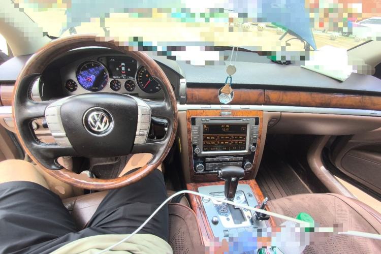 Used Volkswagen Phaeton 2011 3.6L V6 5-Seater Extended Comfort Version Center Console