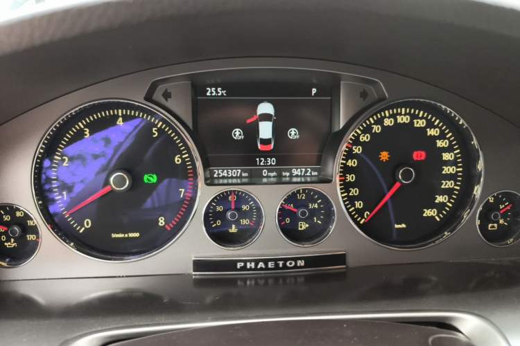 Used Volkswagen Phaeton 2011 3.6L V6 5-Seater Extended Comfort Version Instrument Cluster
