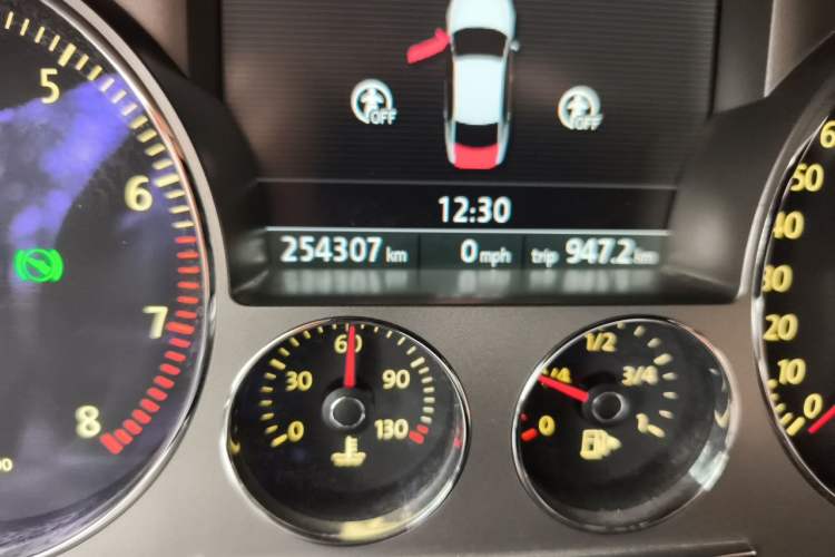 Used Volkswagen Phaeton 2011 3.6L V6 5-Seater Extended Comfort Version Odometer Close Up