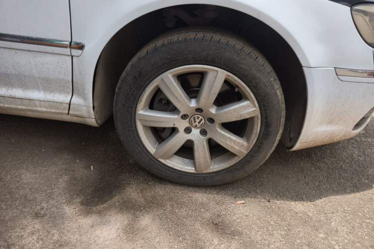 Used Volkswagen Phaeton 2011 3.6L V6 5-Seater Extended Comfort Version Right Front Wheel Hub