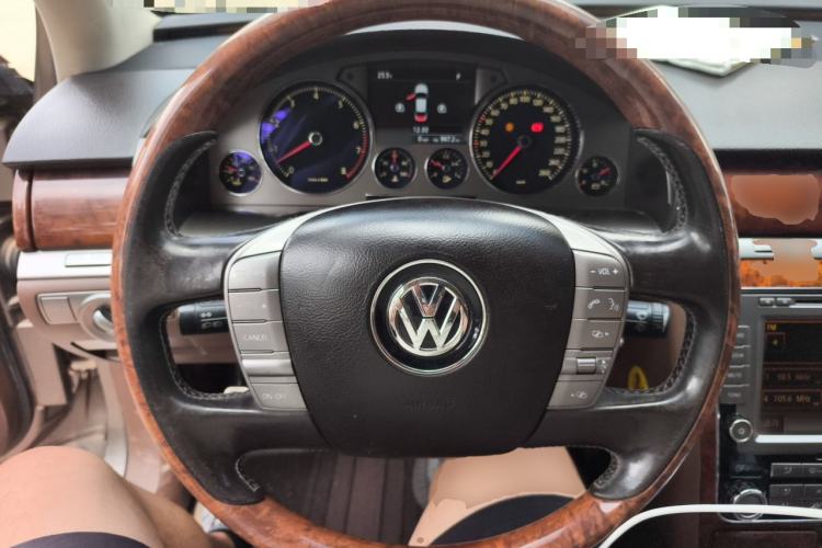 Used Volkswagen Phaeton 2011 3.6L V6 5-Seater Extended Comfort Version Steering Wheel