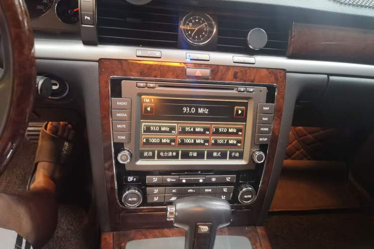 Used Volkswagen Phaeton 2011 3.6L V6 5-Seater Extended Comfort Version Audio And AC Panel