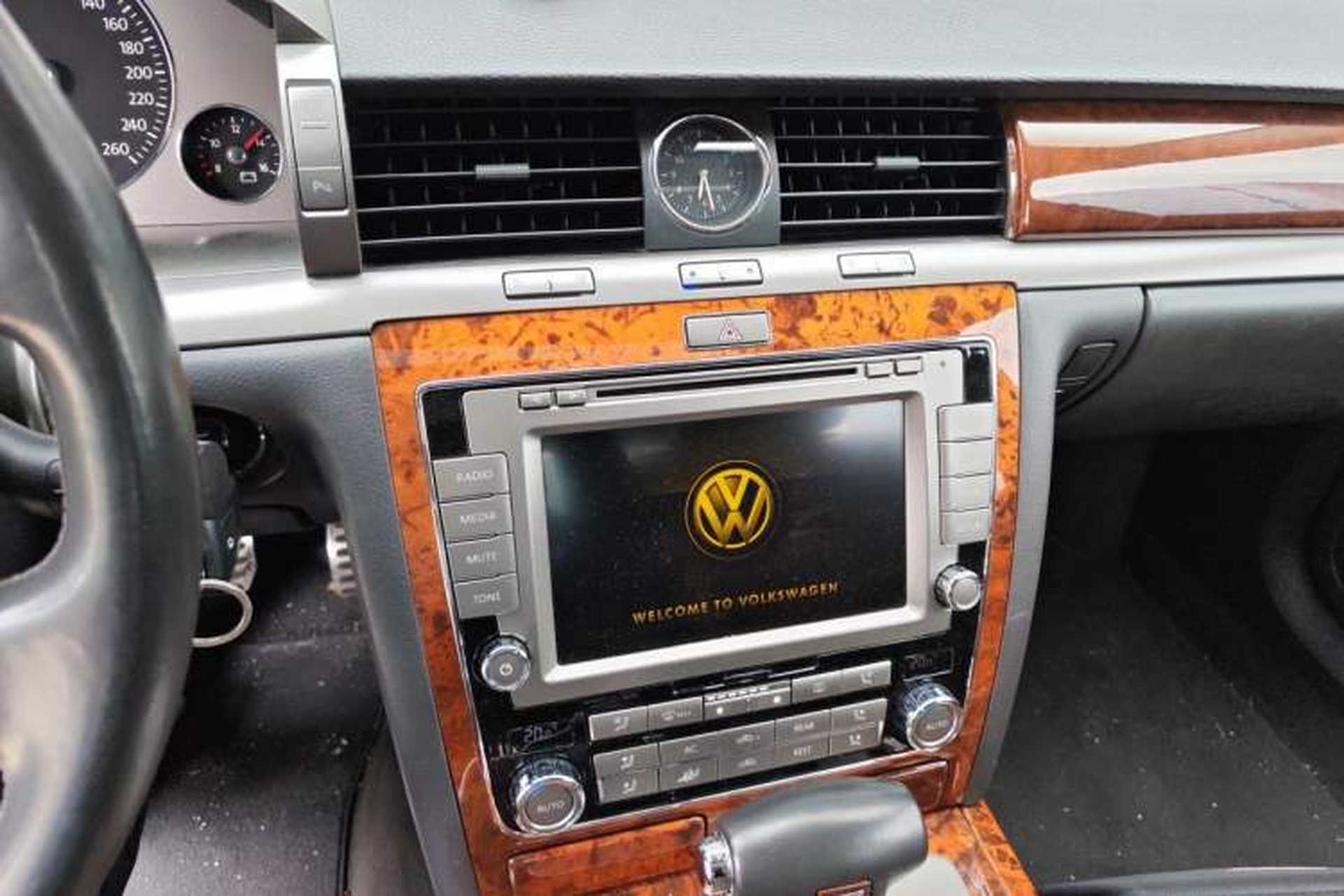 Used Volkswagen Phaeton 2011 3.6L V6 5-Seater Extended Comfort Version Audio And AC Panel