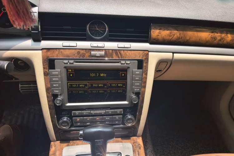 Used Volkswagen Phaeton 2011 3.6L V6 5-Seater Extended-Length Individual Edition Audio And AC Panel