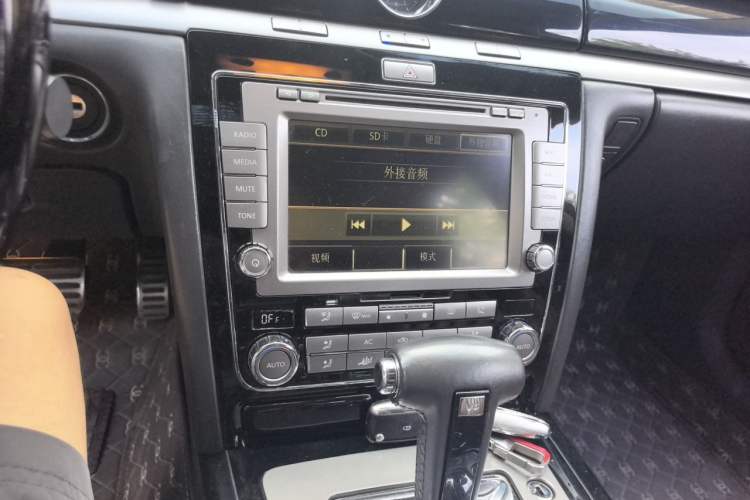 Used Volkswagen Phaeton 2011 3.6L V6 4-Seater Extended-Length Individual Edition Audio And AC Panel