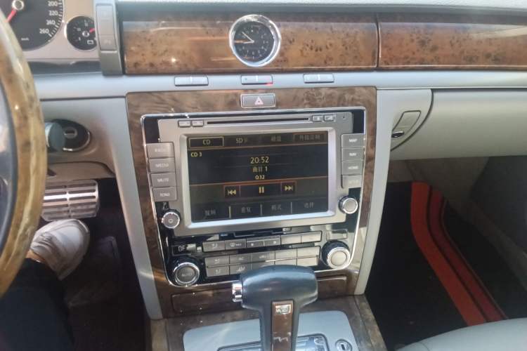 Used Volkswagen Phaeton 2011 3.6L V6 5-Seater Extended Comfort Version Audio And AC Panel