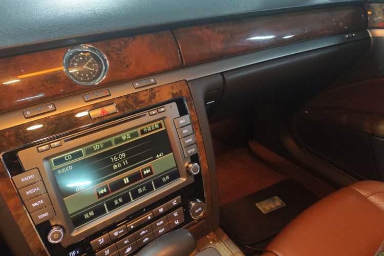 Used Volkswagen Phaeton 2011 4.2L V8 4-seat Extended-Range Individual Edition Audio And AC Panel
