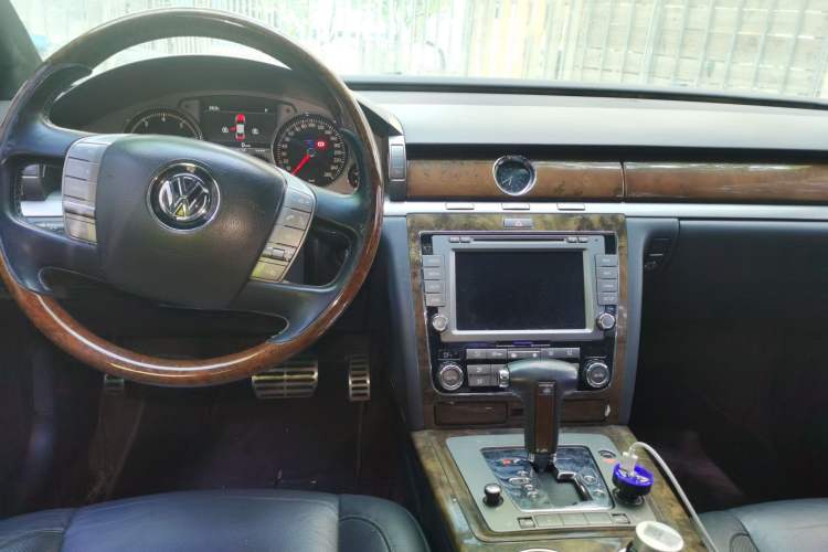Used Volkswagen Phaeton 2011 3.6L V6 5-Seater Extended Business Edition Center Console