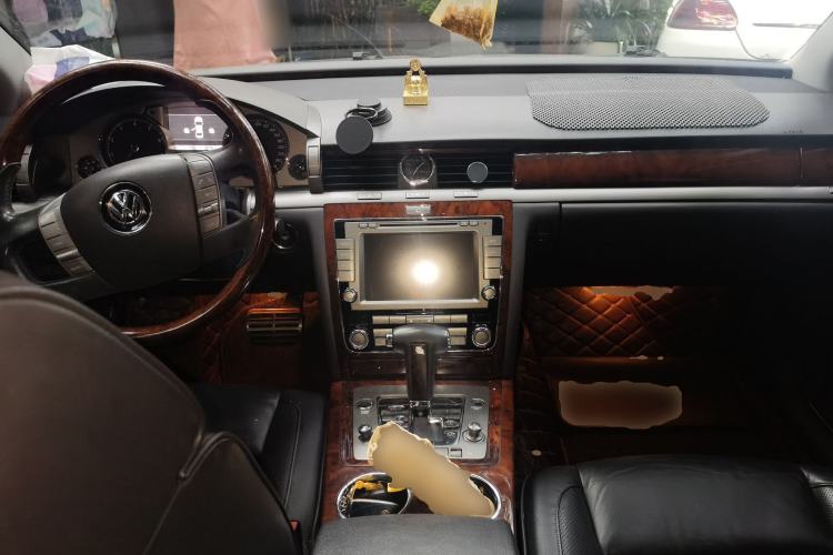 Used Volkswagen Phaeton 2011 3.6L V6 5-Seater Extended Comfort Version Center Console