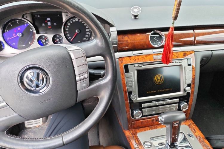 Used Volkswagen Phaeton 2011 3.6L V6 5-Seater Extended Comfort Version Center Console
