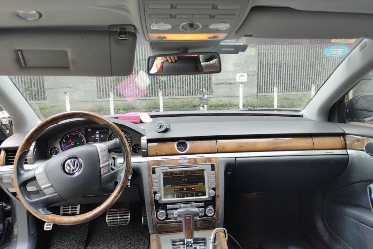 Used Volkswagen Phaeton 2011 3.6L V6 5-Seater Extended Business Edition Center Console