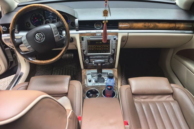 Used Volkswagen Phaeton 2011 3.6L V6 5-Seater Extended-Length Individual Edition Center Console