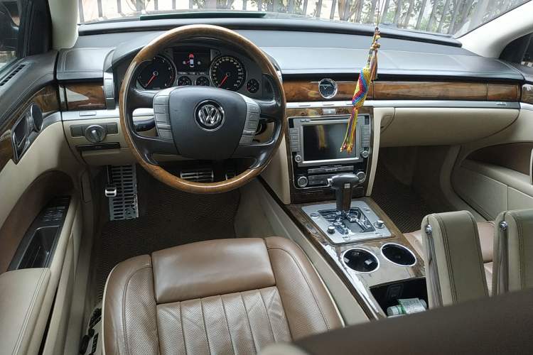 Used Volkswagen Phaeton 2011 3.6L V6 4-Seater Extended-Length Individual Edition Center Console