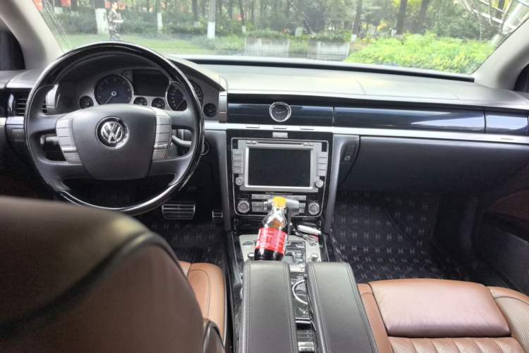 Used Volkswagen Phaeton 2011 3.6L V6 4-Seater Extended-Length Individual Edition Center Console