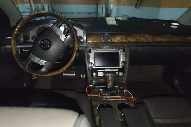 Used Volkswagen Phaeton 2011 3.6L V6 4-Seater Extended-Length Individual Edition Center Console