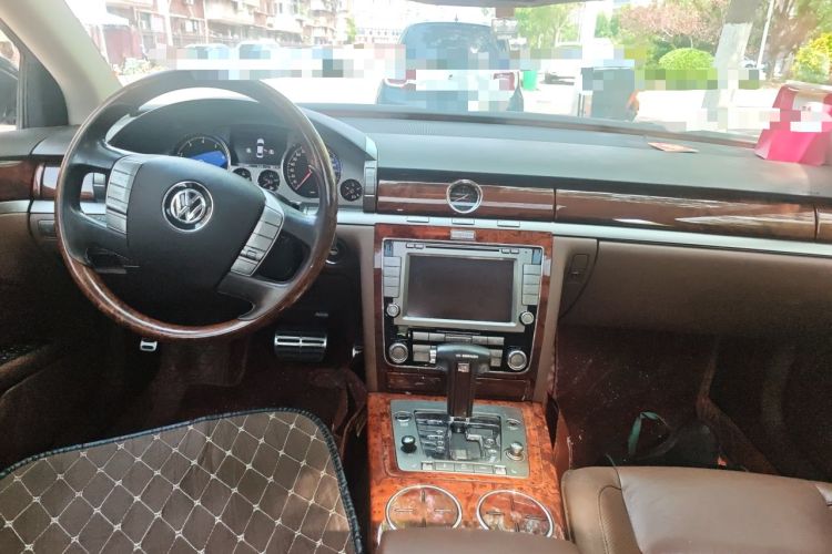 Used Volkswagen Phaeton 2011 3.6L V6 5-Seater Extended Comfort Version Center Console