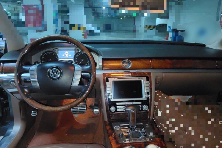 Used Volkswagen Phaeton 2011 3.6L V6 5-Seater Extended Comfort Version Center Console