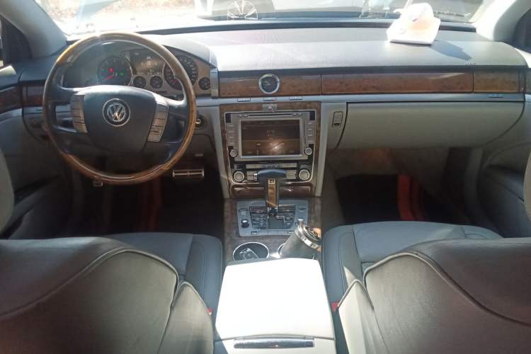 Used Volkswagen Phaeton 2011 3.6L V6 5-Seater Extended Comfort Version Center Console