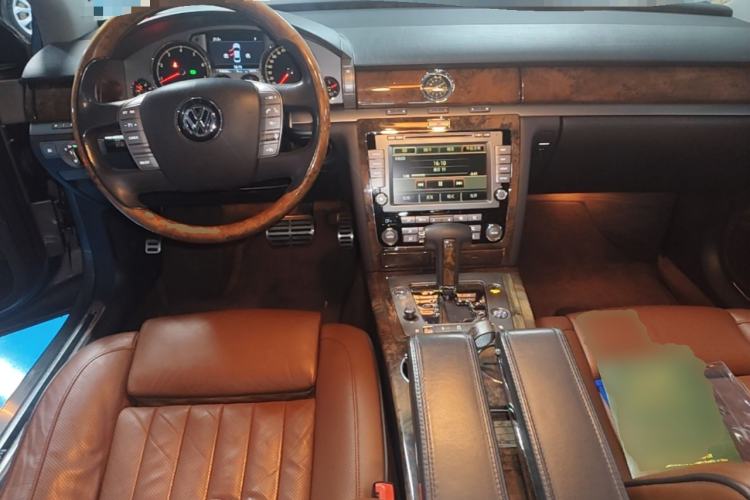 Used Volkswagen Phaeton 2011 4.2L V8 4-seat Extended-Range Individual Edition Center Console
