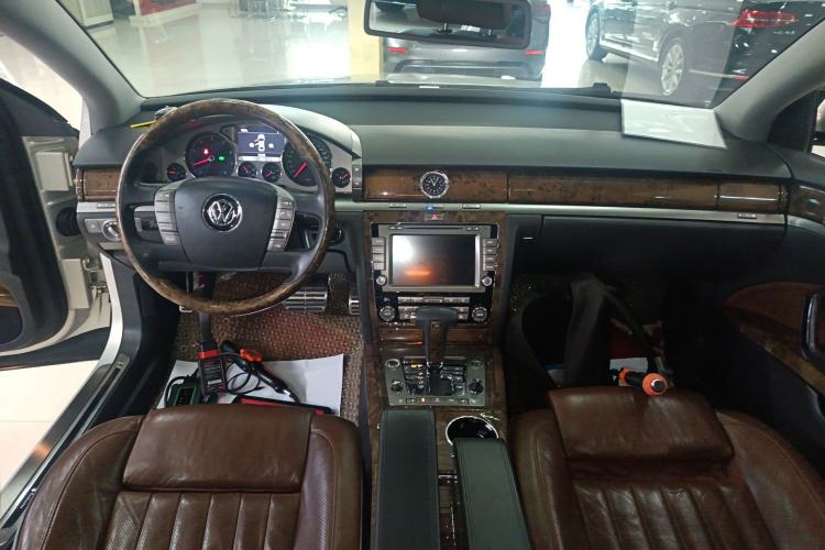 Used Volkswagen Phaeton 2011 4.2L V8 4-seat Extended-Range Individual Edition Center Console