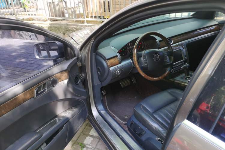 Used Volkswagen Phaeton 2011 3.6L V6 5-Seater Extended Business Edition Driver Seat