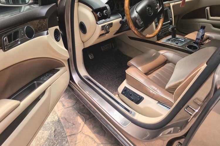 Used Volkswagen Phaeton 2011 3.6L V6 5-Seater Extended-Length Individual Edition Driver Seat