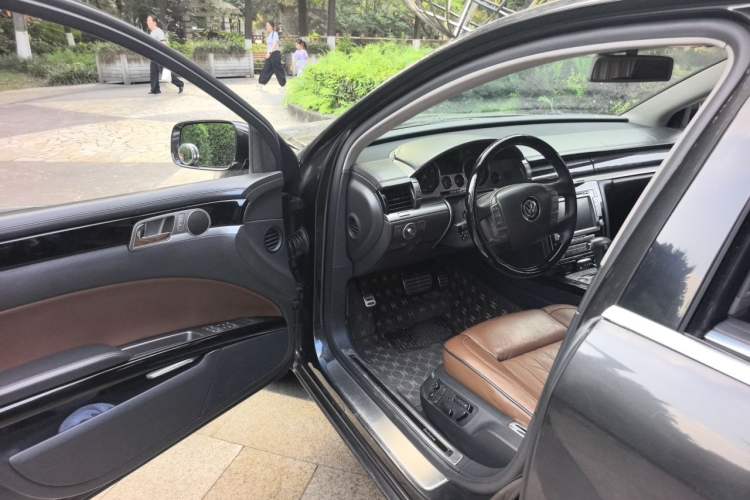 Used Volkswagen Phaeton 2011 3.6L V6 4-Seater Extended-Length Individual Edition Driver Seat