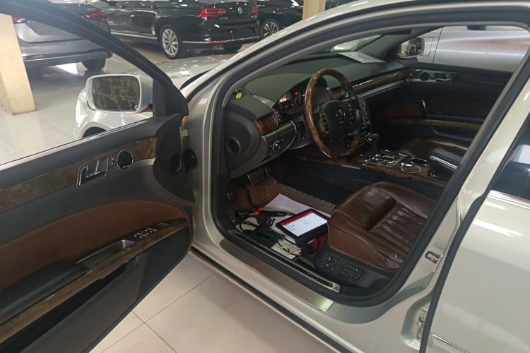 Used Volkswagen Phaeton 2011 4.2L V8 4-seat Extended-Range Individual Edition Driver Seat
