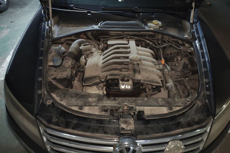 Used Volkswagen Phaeton 2011 3.6L V6 5-Seater Extended Comfort Version Engine Bay