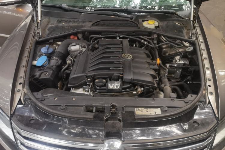 Used Volkswagen Phaeton 2011 3.6L V6 5-Seater Extended Comfort Version Engine Bay