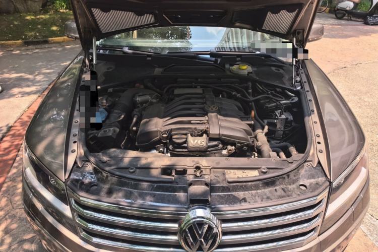 Used Volkswagen Phaeton 2011 3.6L V6 5-Seater Extended-Length Individual Edition Engine Bay