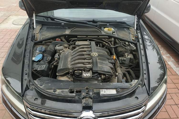 Used Volkswagen Phaeton 2011 3.6L V6 4-Seater Extended-Length Individual Edition Engine Bay